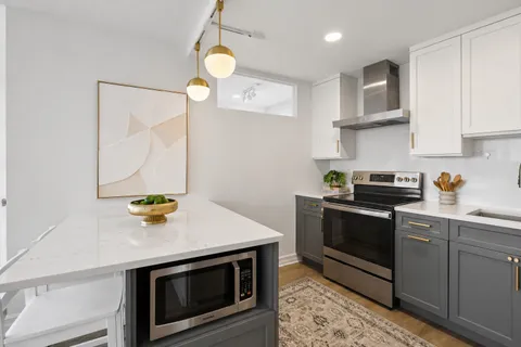 $425,000 | 2930 North Sheridan Road, Unit 2106, Chicago, IL 60657