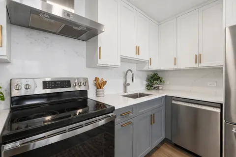 $425,000 | 2930 North Sheridan Road, Unit 2106, Chicago, IL 60657