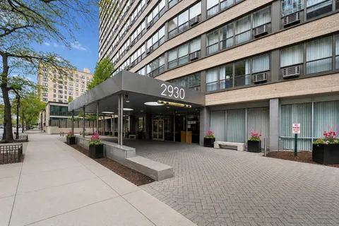 $425,000 | 2930 North Sheridan Road, Unit 2106, Chicago, IL 60657