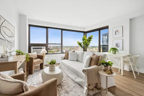 $425,000 | 2930 North Sheridan Road, Unit 2106, Chicago, IL 60657