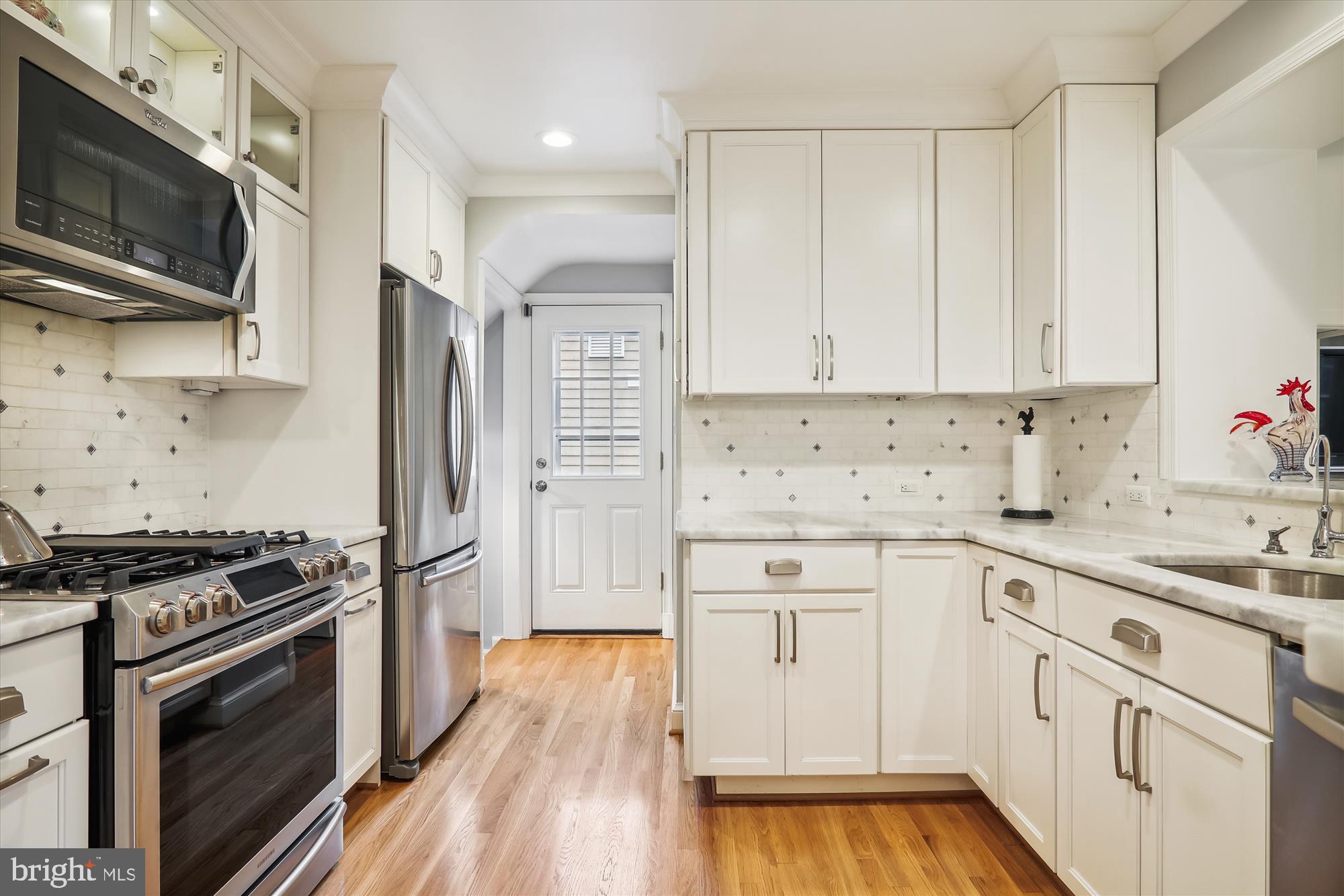 5903 Wilmett Road Bethesda, MD 20817 - Photo 8 of 41 Gourmet Kitchen