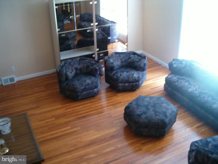 9712 Morefield Road Philadelphia, PA 19115 - Photo 7 of 25 Living Room