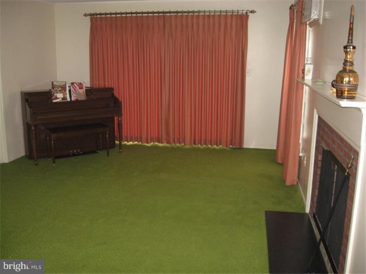 21 Turf Road Levittown, PA 19056 - Photo 8 of 25 Living Room
