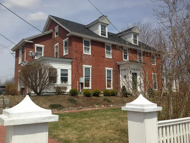 $1,675 | 2 Elm Street, Unit 2, Newmarket, NH 03857