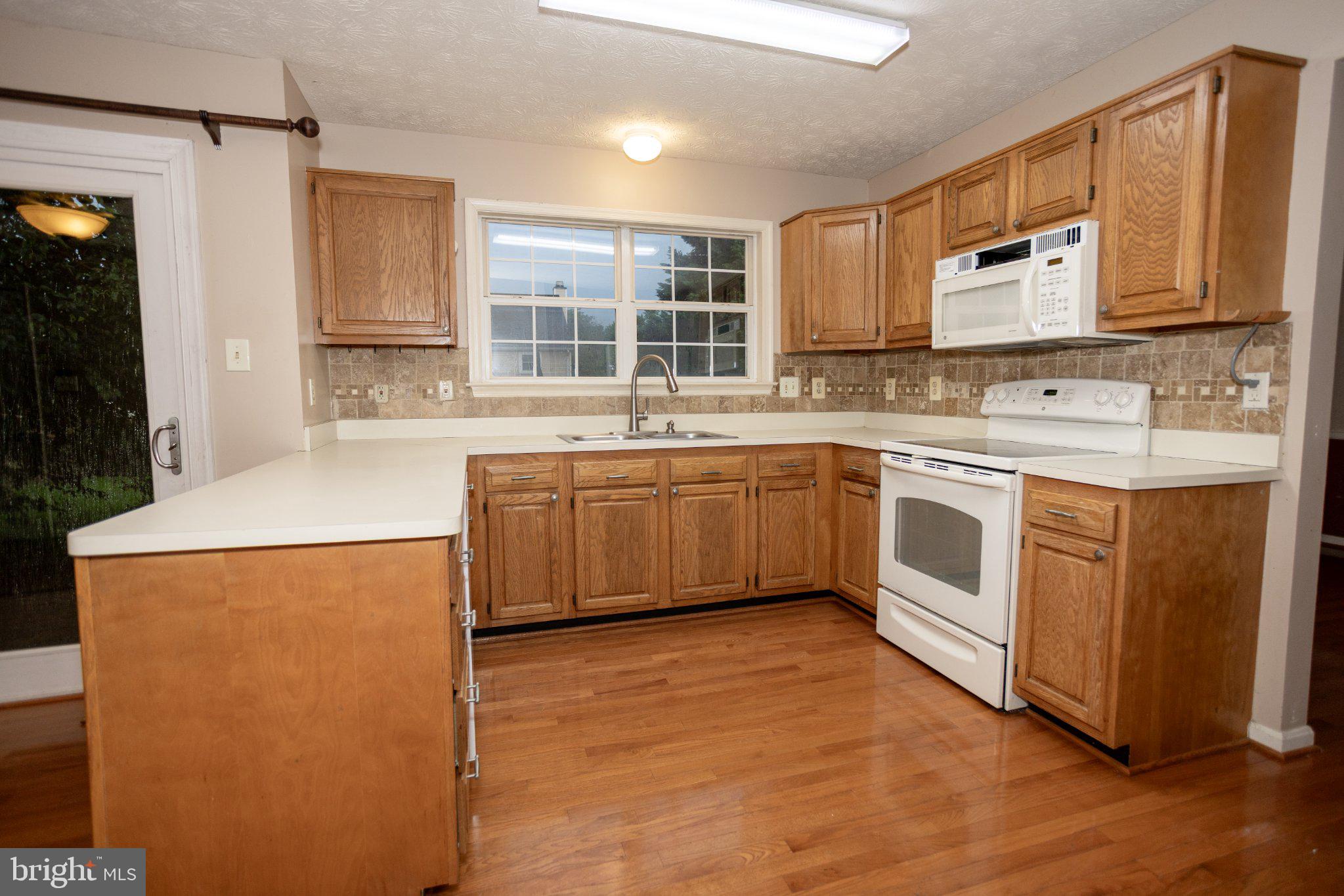 10412 Labrador Loop Manassas, VA 20112 - Photo 4 of 58 Bright and inviting kitchen space.