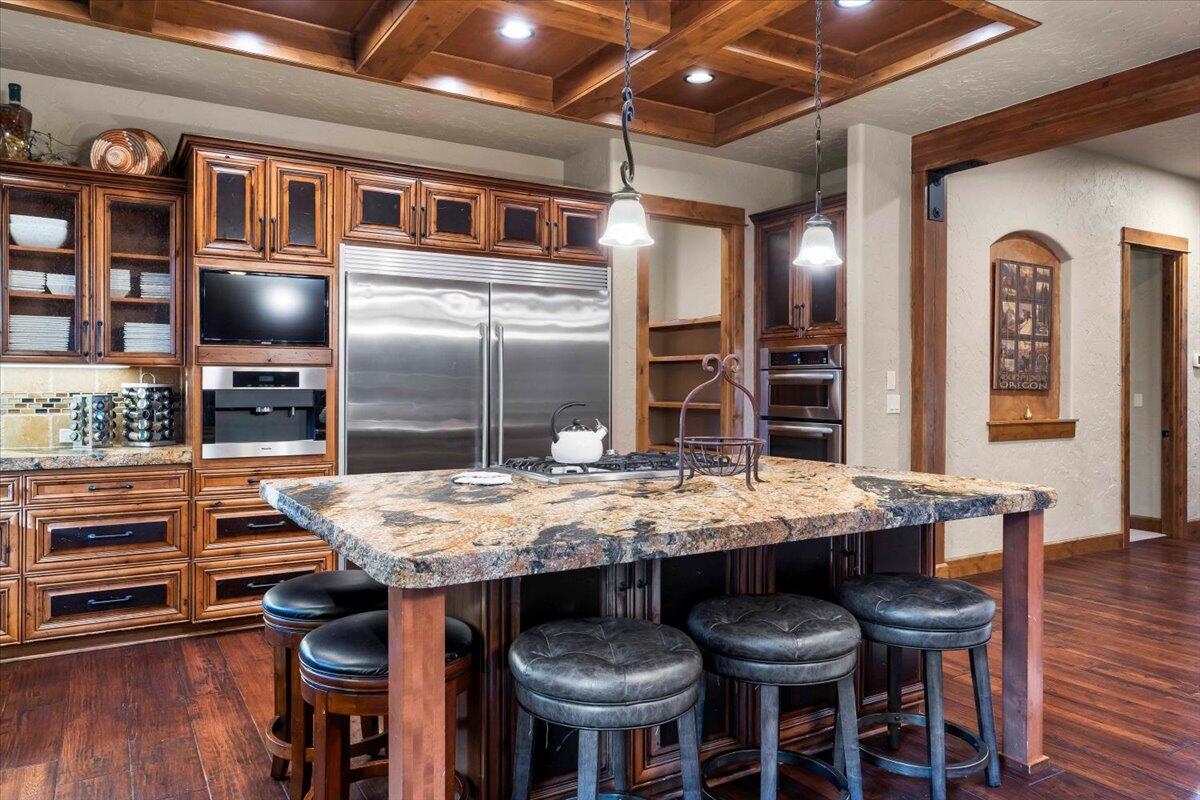 56184 Sable Rock Loop Bend, OR 97707 - Photo 21 of 72 Large eating bar island