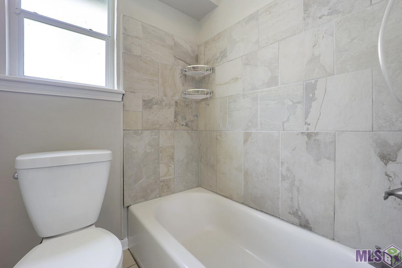 15029 Profit Avenue Baton Rouge, LA 70817 - Photo 12 of 18 Master tub/shower combo