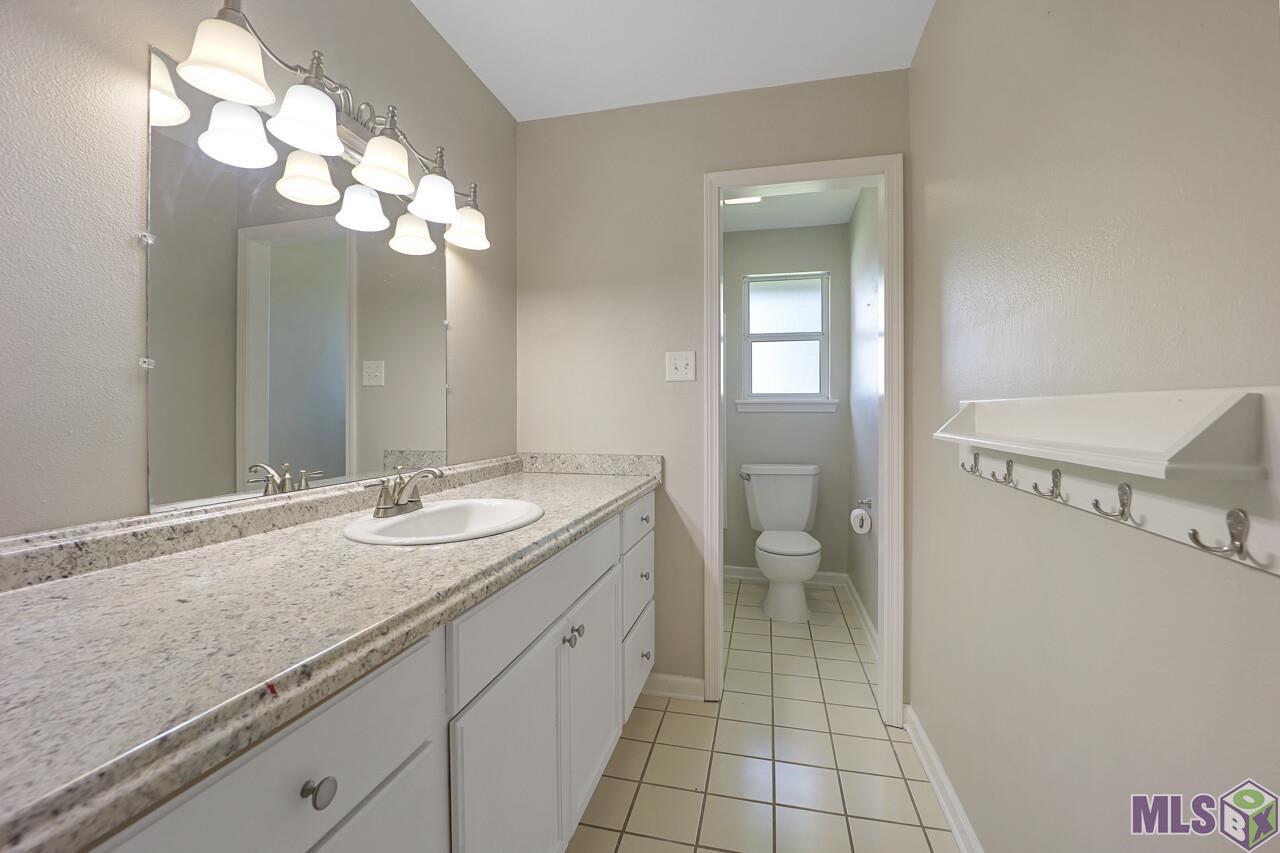 15029 Profit Avenue Baton Rouge, LA 70817 - Photo 14 of 18 Guest Bathroom