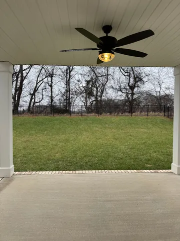 a view of a back yard