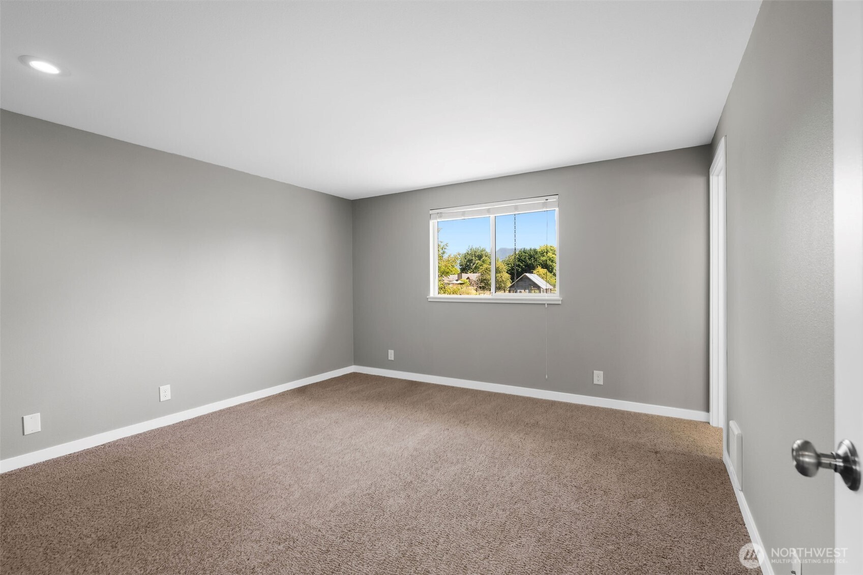 201 Schmid Street Enumclaw, WA 98022 - Photo 20 of 40 an empty room with a window
