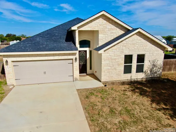 $475,000 | 153 West Medium Meadow Drive, Lytle, TX 78052