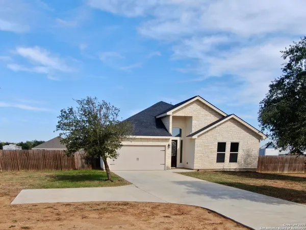 $475,000 | 153 West Medium Meadow Drive, Lytle, TX 78052