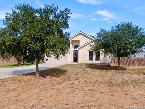 $475,000 | 153 West Medium Meadow Drive, Lytle, TX 78052