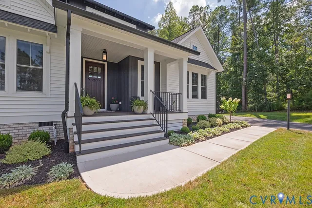 a view of a house with backyard and plants