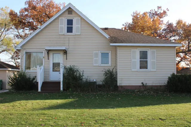 $200,000 | 1802 10th Place Northeast, Austin, MN 55912