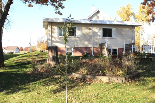 $200,000 | 1802 10th Place Northeast, Austin, MN 55912