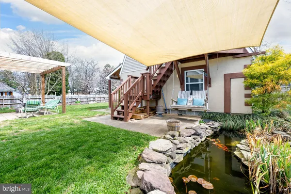 a view of a house with backyard