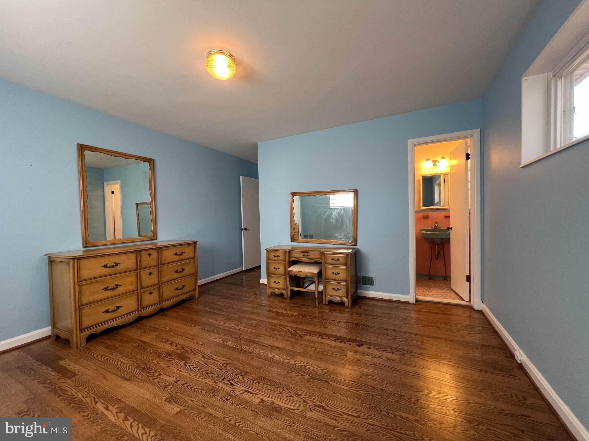 6205 Kirby Road Bethesda, MD 20817 - Photo 13 of 42 Spacious room with serene blue walls.