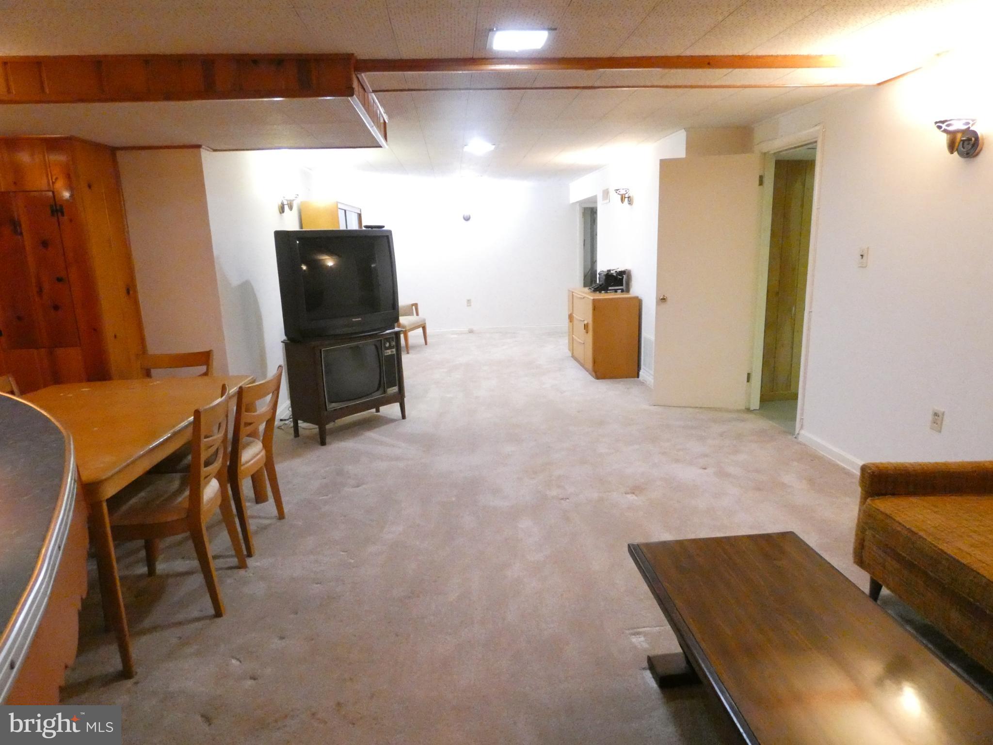 6205 Kirby Road Bethesda, MD 20817 - Photo 24 of 42 Spacious, versatile living area awaits creativity.
