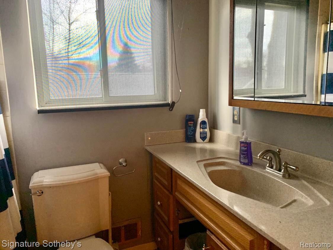 4005 Elmhurst Road Waterford, MI 48328 - Photo 12 of 15 275113359_468005898390364_877046642131554923_n.jpg