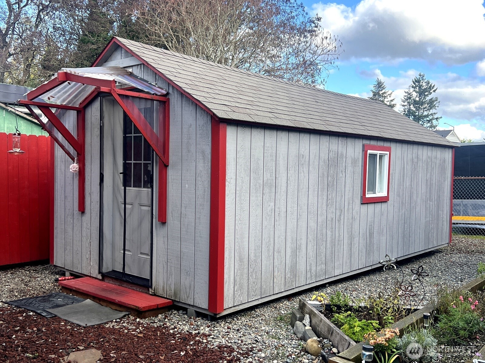 6323 100th Street Southwest Lakewood, WA 98499 - Photo 7 of 9 a backyard of a house
