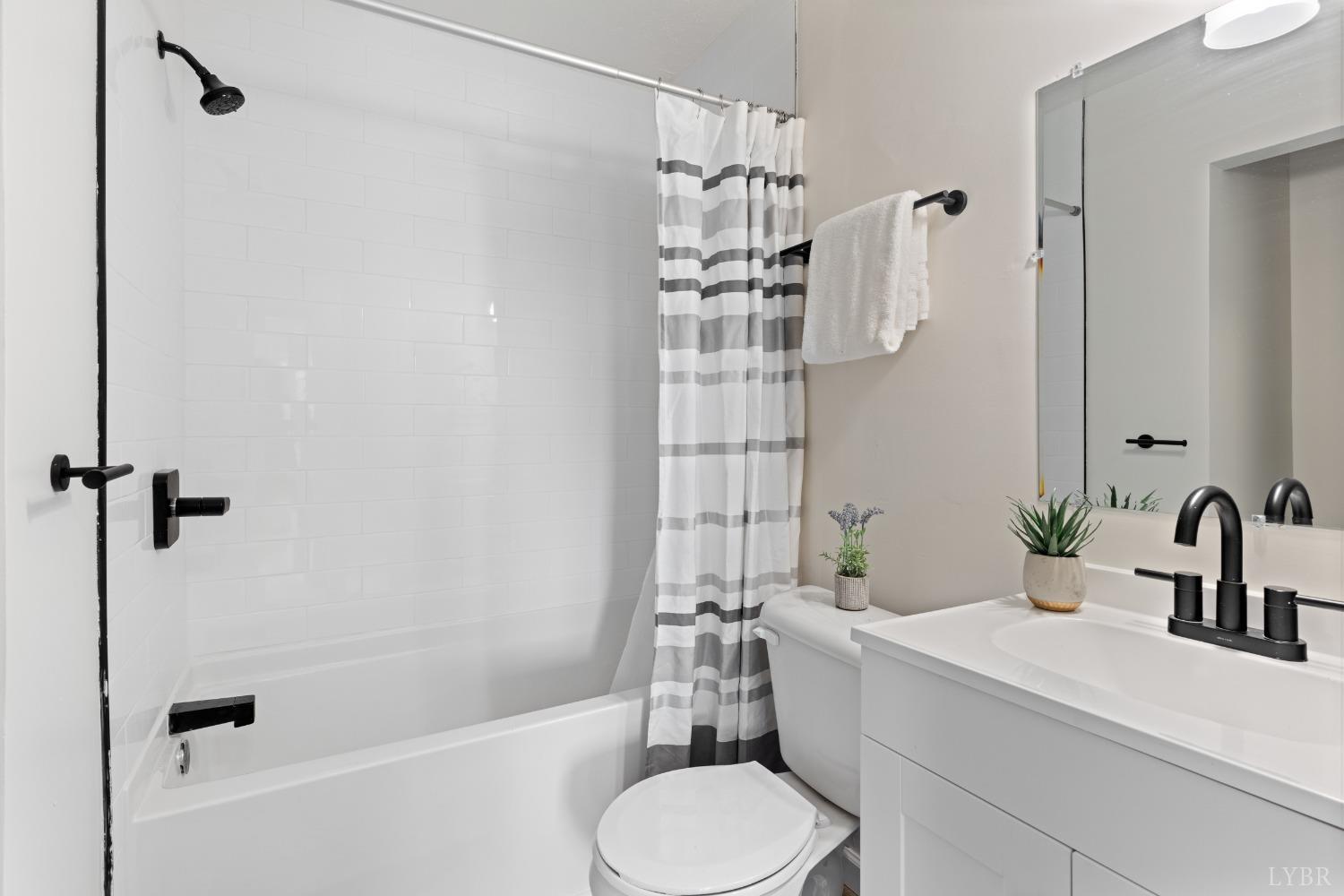 178 Dulwich Drive, Unit 200 Amherst, VA 24521 - Photo 14 of 22 a bathroom with a sink toilet and shower