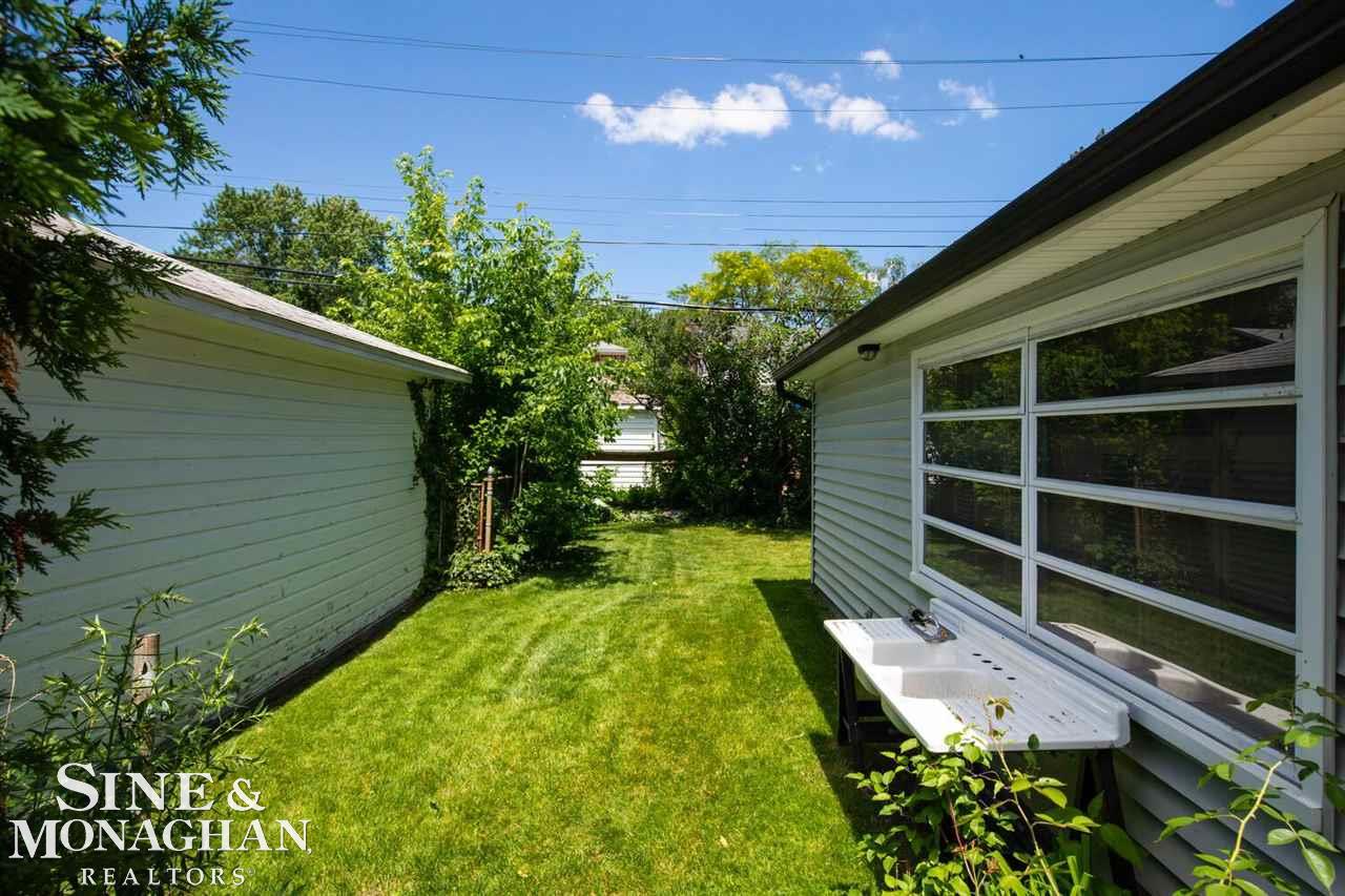 1928 Prestwick Road Grosse Pointe Woods, MI 48236 - Photo 9 of 46