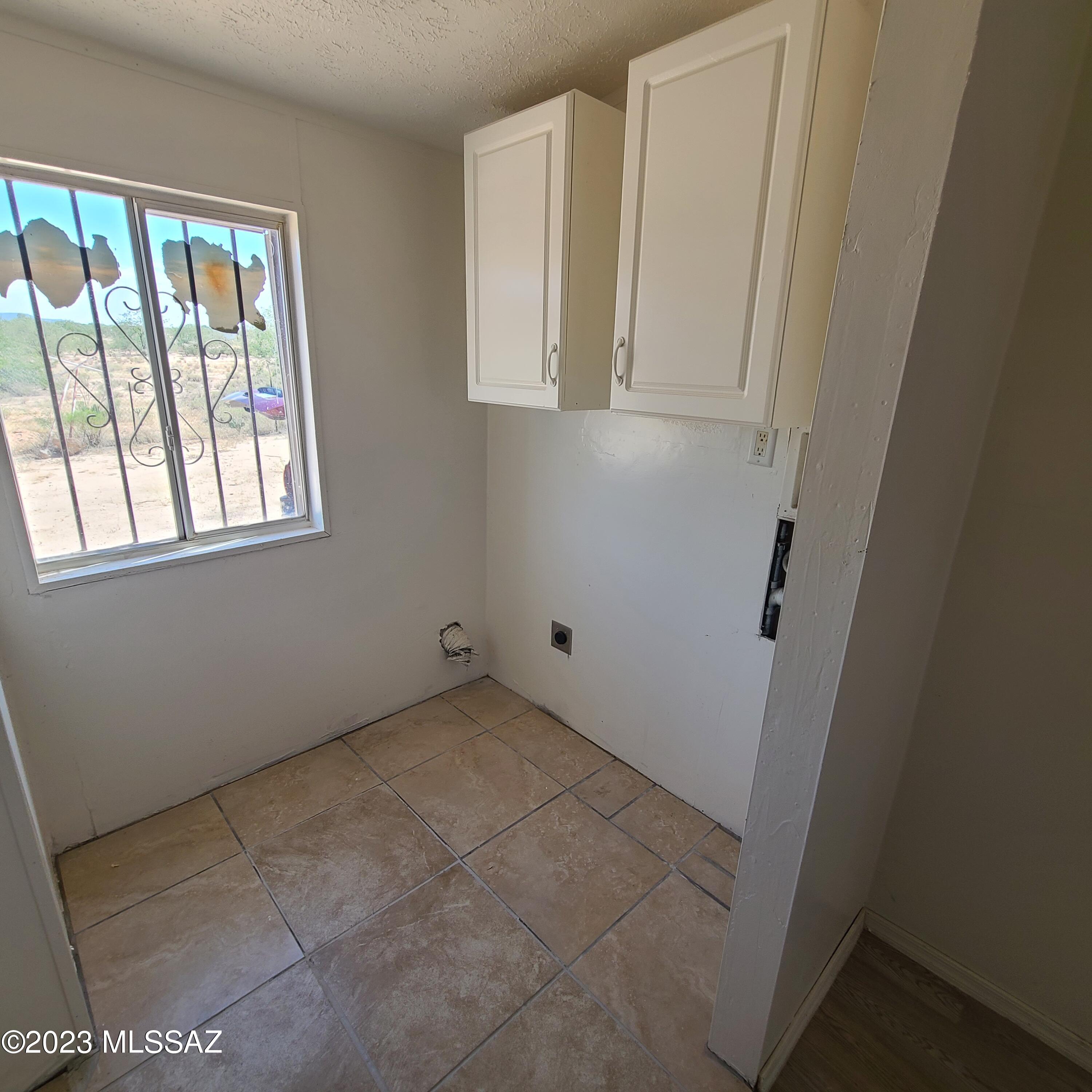 8896 South Marstellar Road Tucson, AZ 85736 - Photo 31 of 39 an empty room with windows