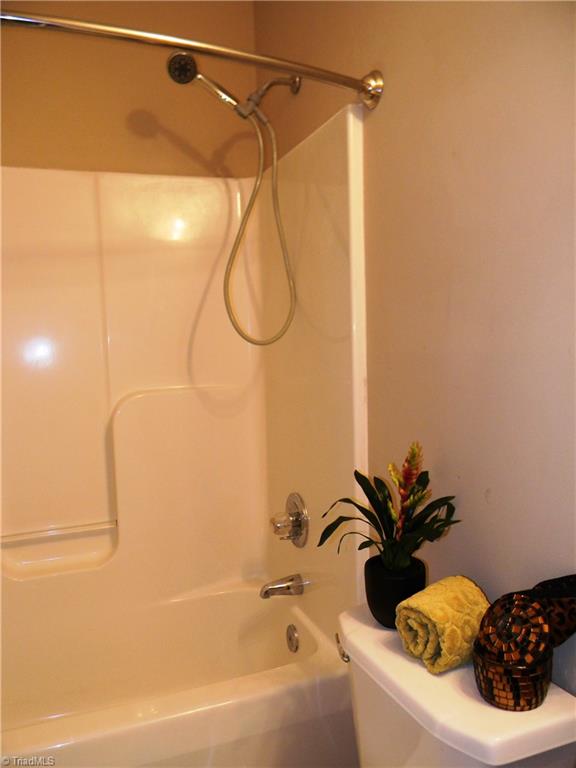 4680 Hampton Road Clemmons, NC 27012 - Photo 14 of 27 2nd Bath - Hand held Shower, Curved Shower Rod