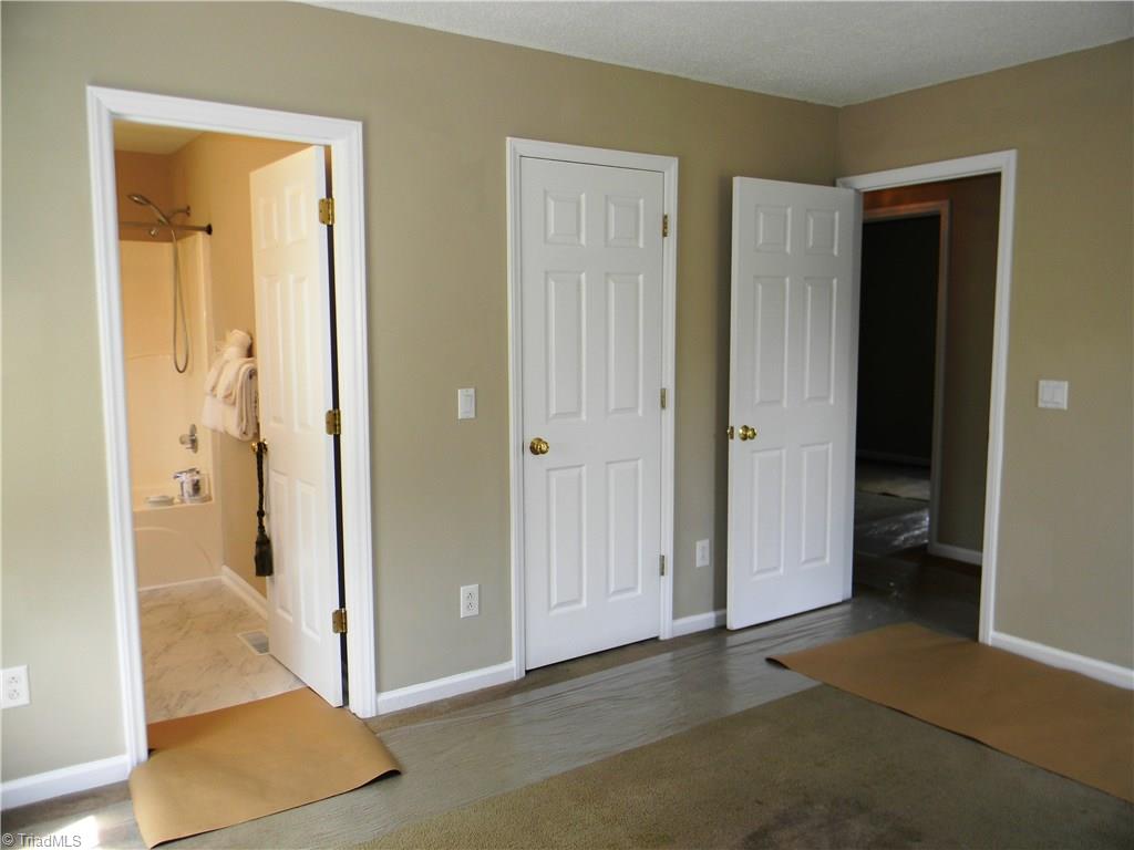 4680 Hampton Road Clemmons, NC 27012 - Photo 15 of 27 Pretty Master Bath - Carpet Freshly Cleaned Through out