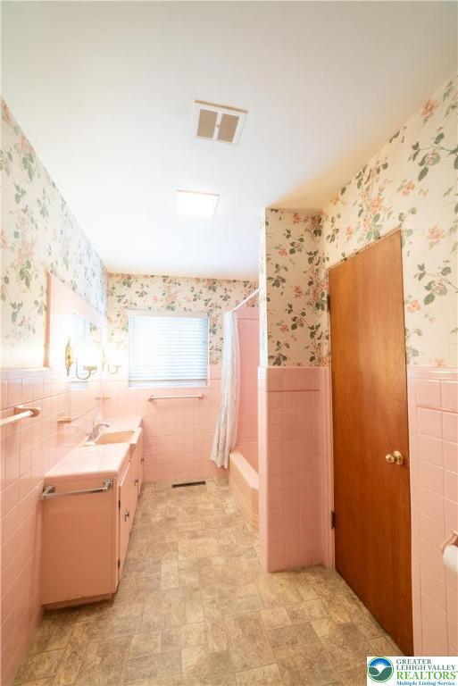 627 North Main Street Allentown, PA 18104 - Photo 17 of 24 a bathroom with a bathtub sink and toilet
