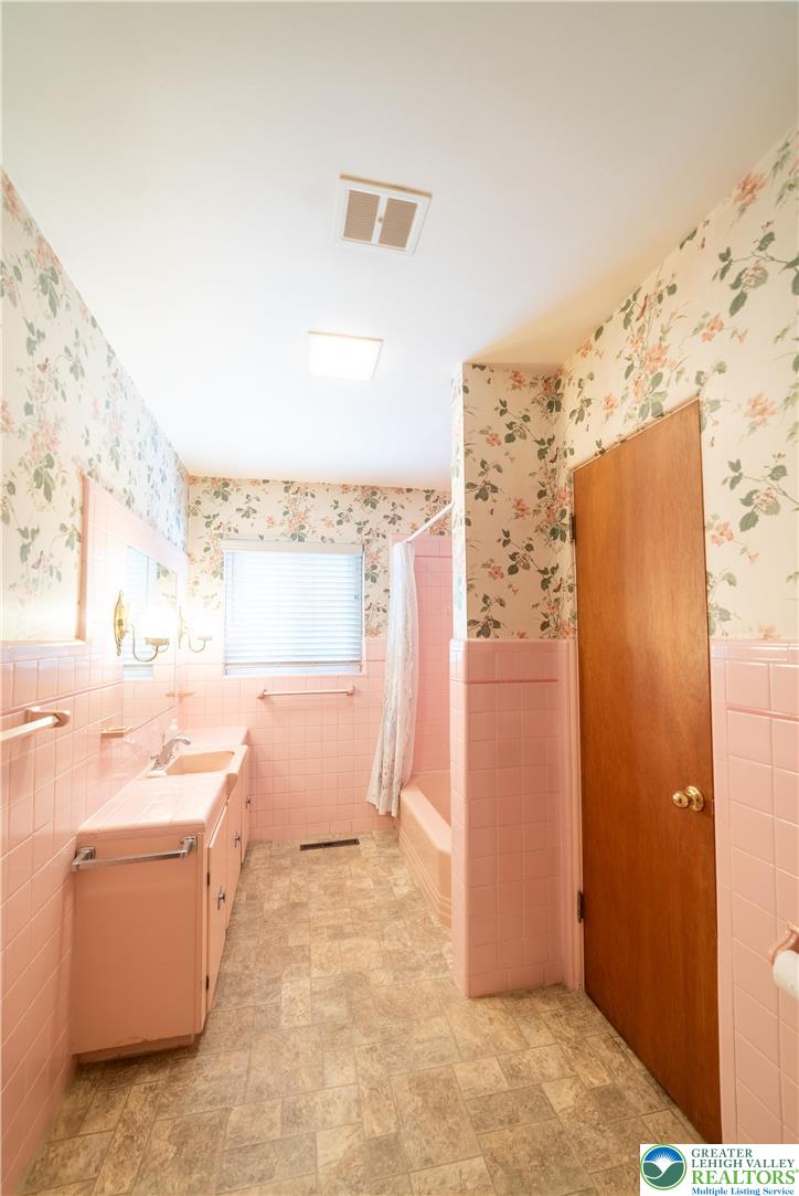627 North Main Street Allentown, PA 18104 - Photo 18 of 24 a bathroom with a bathtub sink and toilet
