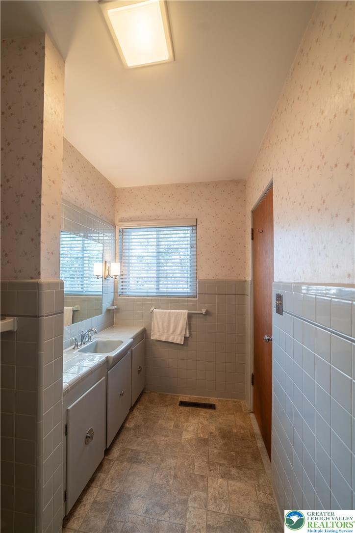 627 North Main Street Allentown, PA 18104 - Photo 21 of 24 a bathroom with a sink a toilet and shower