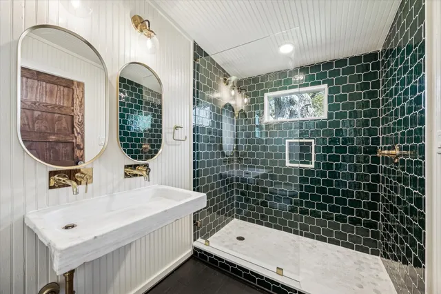 $544,000 | 208 North Rusk Street, Fayetteville, TX 78940