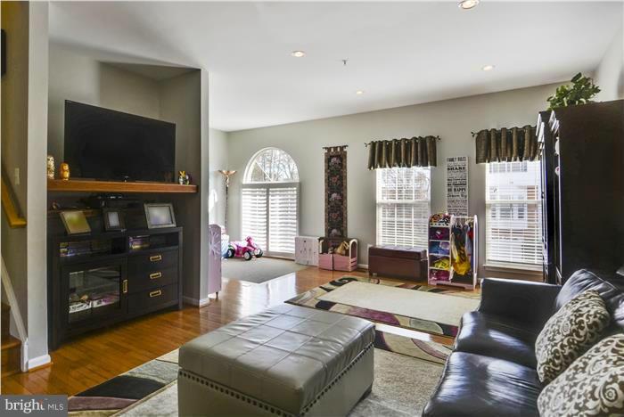 8705 Riverscape Court Odenton, MD 21113 - Photo 11 of 30 Living Room