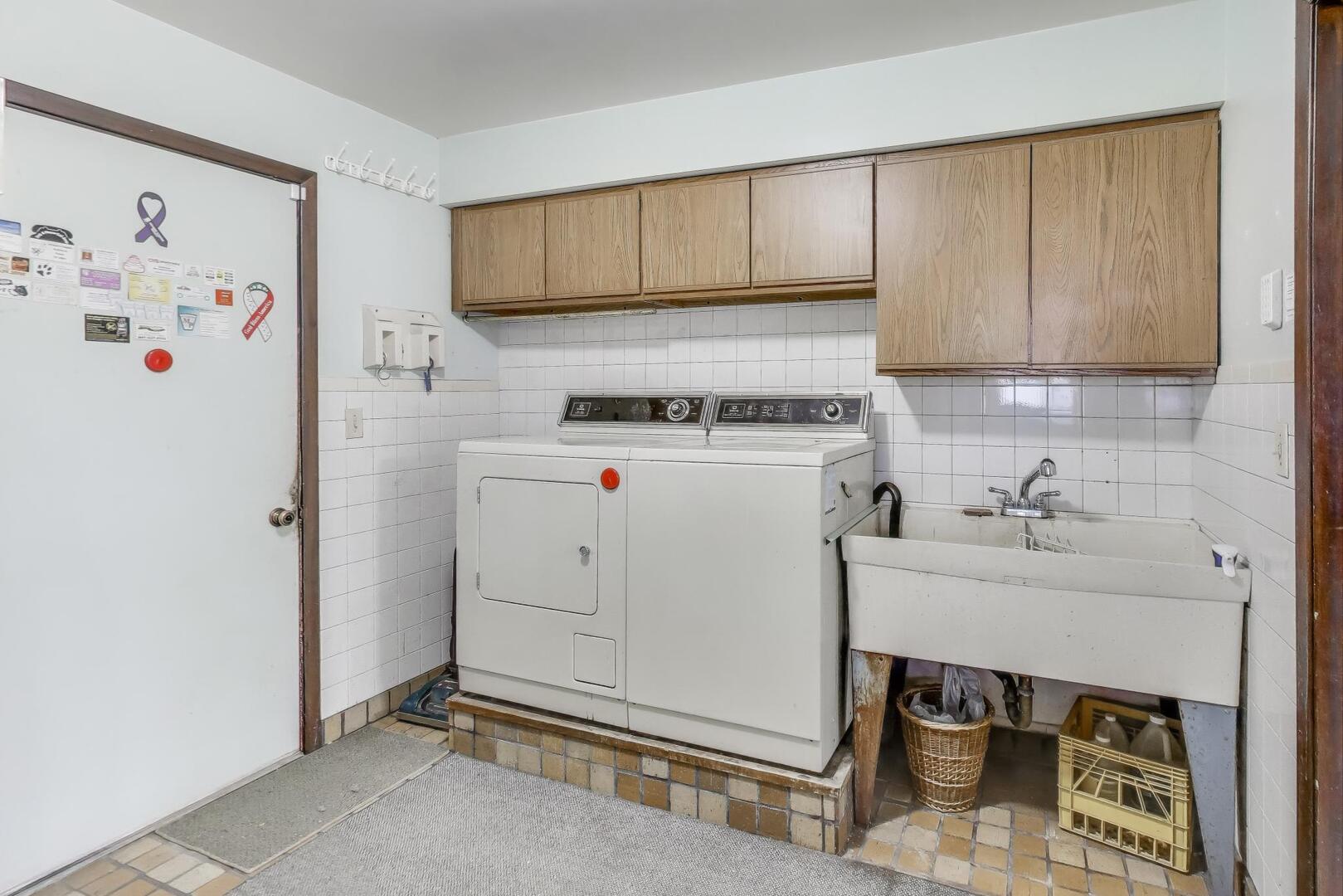 1040 South Linneman Road Mount Prospect, IL 60056 - Photo 15 of 39 a kitchen with a sink a stove and a refrigerator