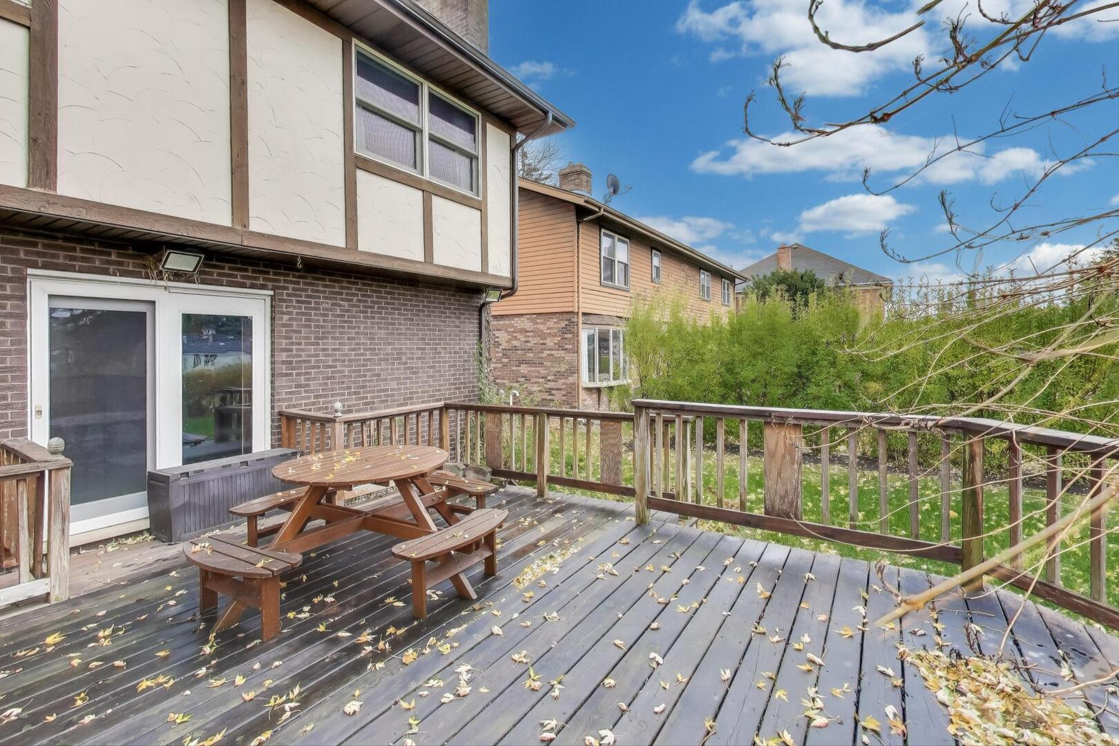 1040 South Linneman Road Mount Prospect, IL 60056 - Photo 30 of 39 a balcony with furniture