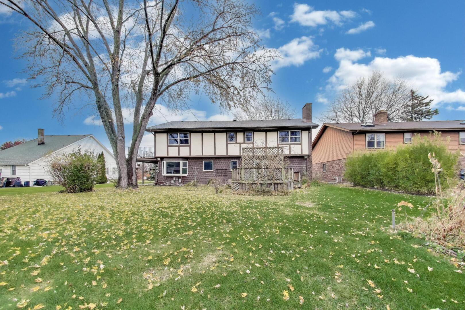 1040 South Linneman Road Mount Prospect, IL 60056 - Photo 35 of 39 a view of backyard of house with green space