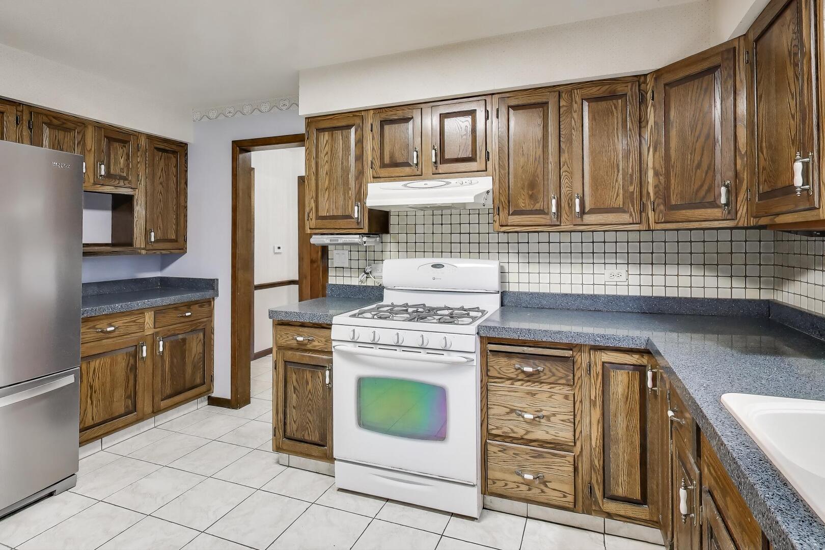 1040 South Linneman Road Mount Prospect, IL 60056 - Photo 7 of 39 a kitchen with cabinets and appliances