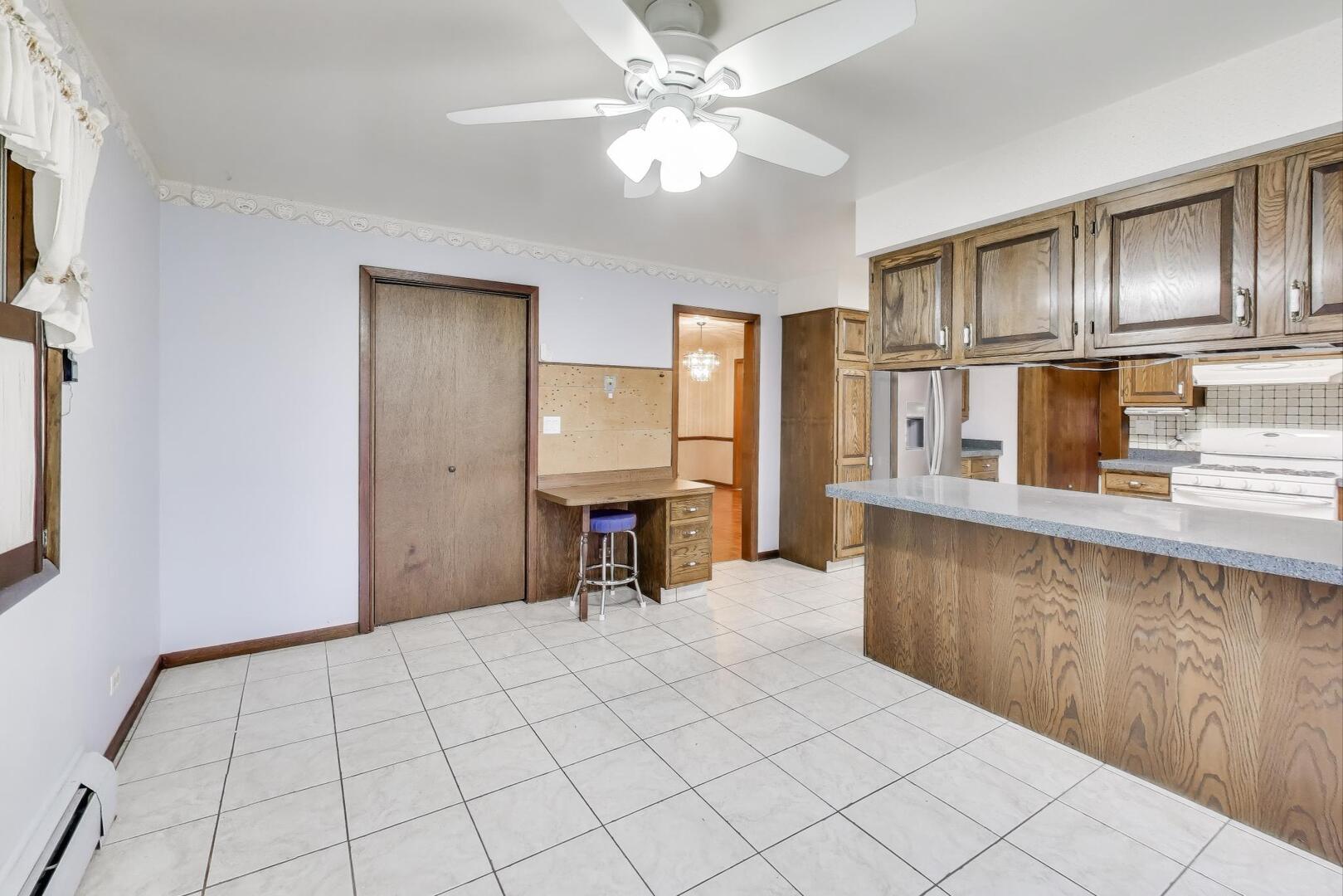 1040 South Linneman Road Mount Prospect, IL 60056 - Photo 9 of 39 a view of an empty room with window and cabinet