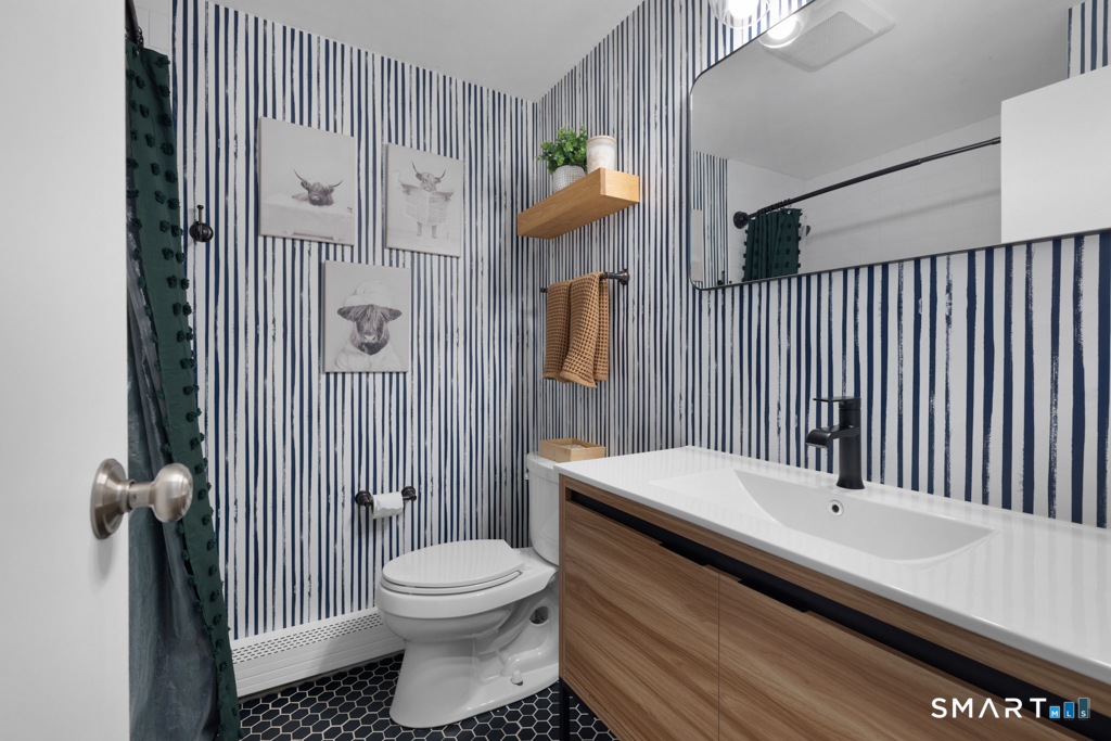 25 Arrowhead Road Wilton, CT 06897 - Photo 15 of 30 Hall Bathroom