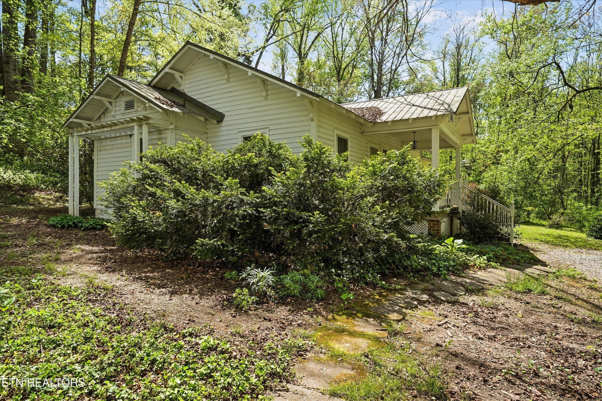 315 Laurel Hollow Road Clinton, TN 37716 - Photo 25 of 40 a view of a house with a yard and plants