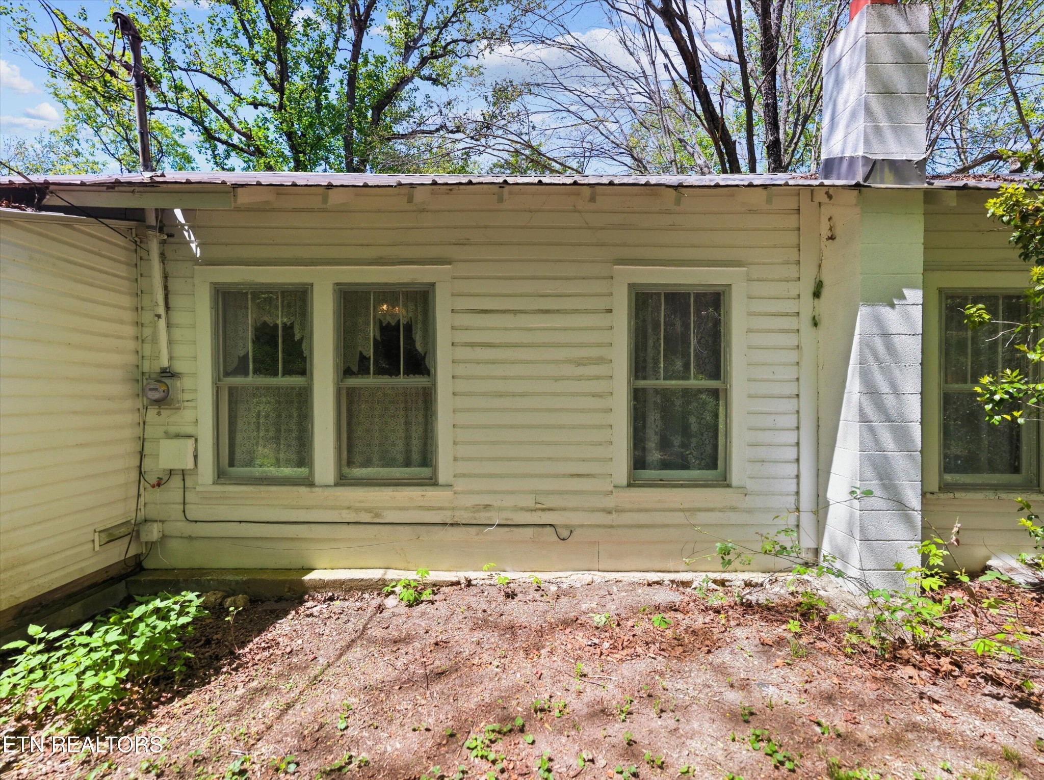 315 Laurel Hollow Road Clinton, TN 37716 - Photo 28 of 40 a front view of a house with a yard