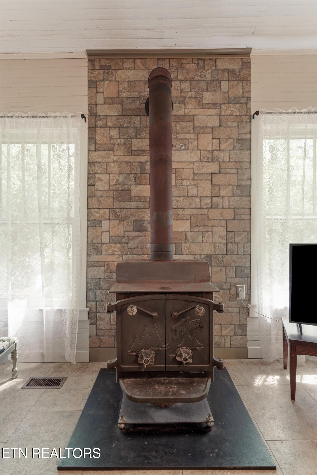 315 Laurel Hollow Road Clinton, TN 37716 - Photo 7 of 40 a living room with furniture and a fireplace