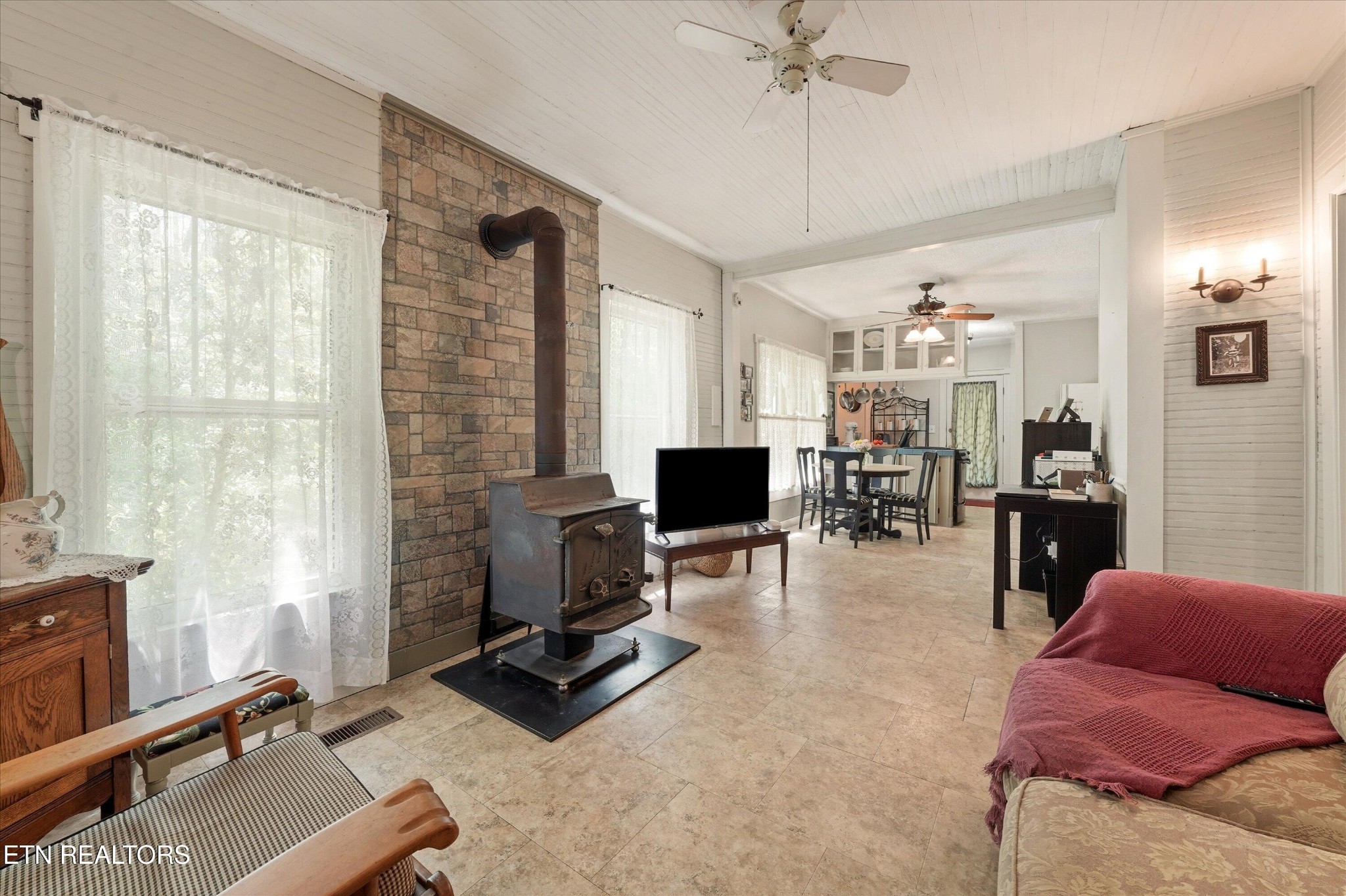 315 Laurel Hollow Road Clinton, TN 37716 - Photo 8 of 40 a livingroom with workspace and a window