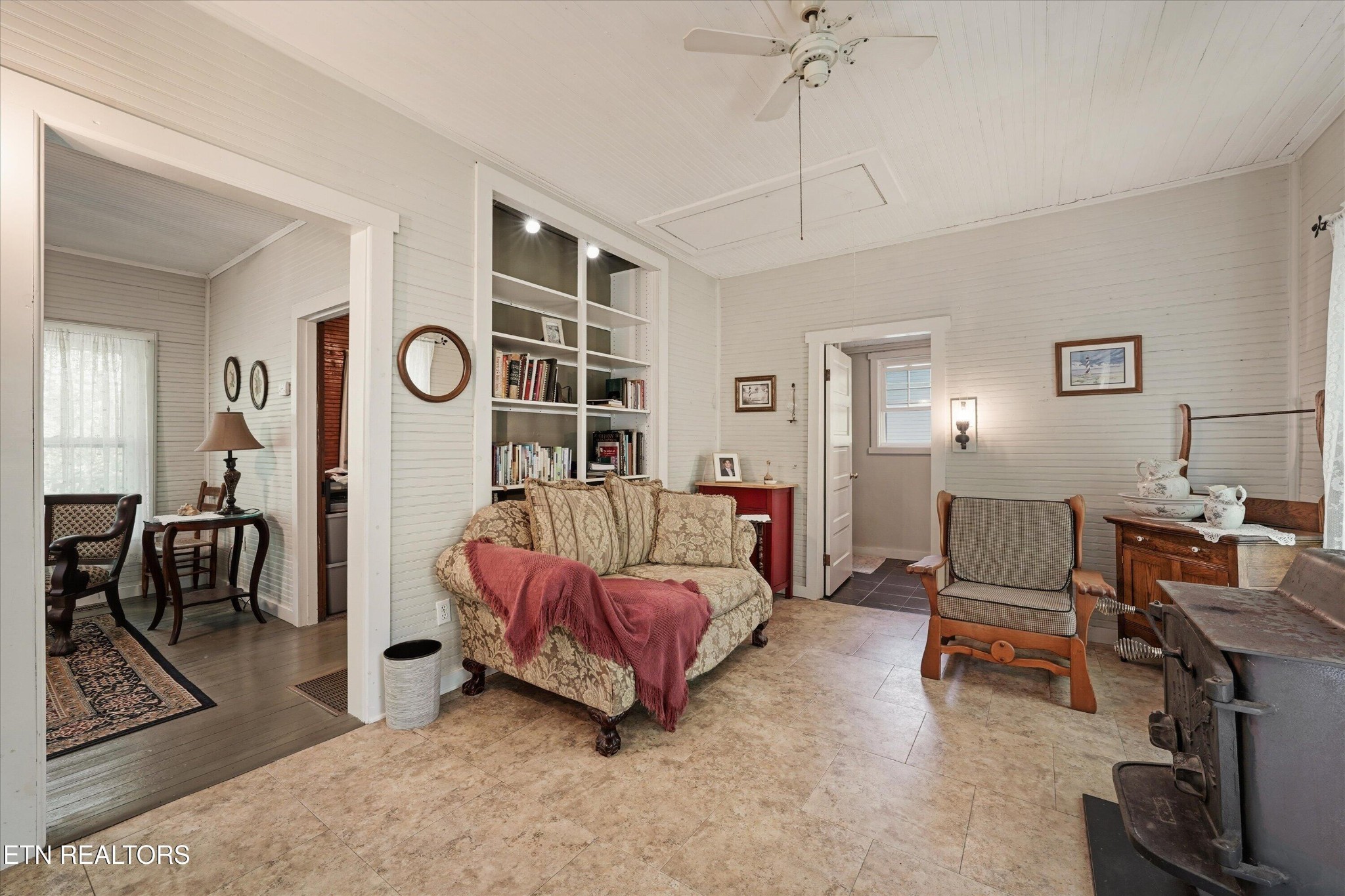 315 Laurel Hollow Road Clinton, TN 37716 - Photo 9 of 40 a bedroom with furniture and a clock
