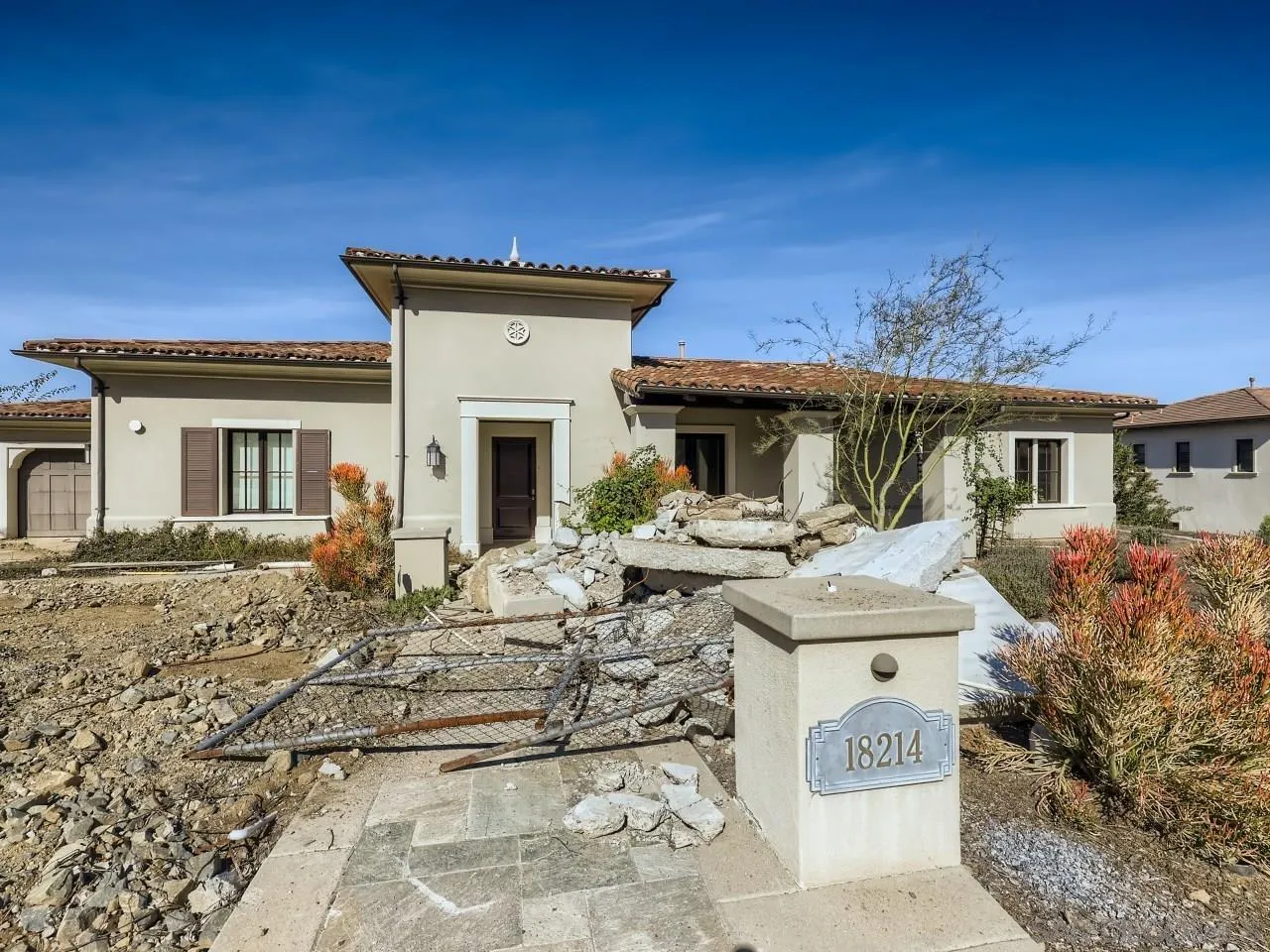 a view of a house with backyard