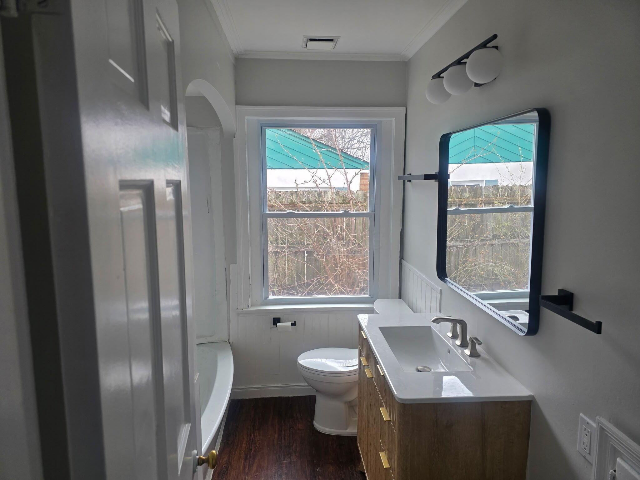 3950 Riverside Drive Columbus, OH 43220 - Photo 23 of 39 Current Main bathroom