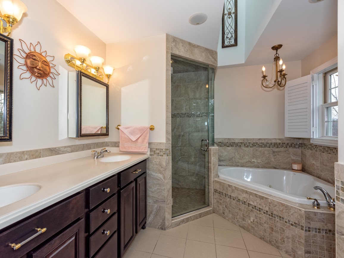 117 Grey Fox Court Streamwood, IL 60107 - Photo 14 of 31 a bathroom with a tub a sink and mirror