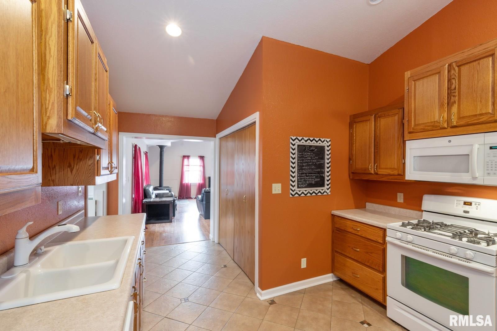 2344 North 7th Street Clinton, IA 52732 - Photo 6 of 16 Gallery Image 6